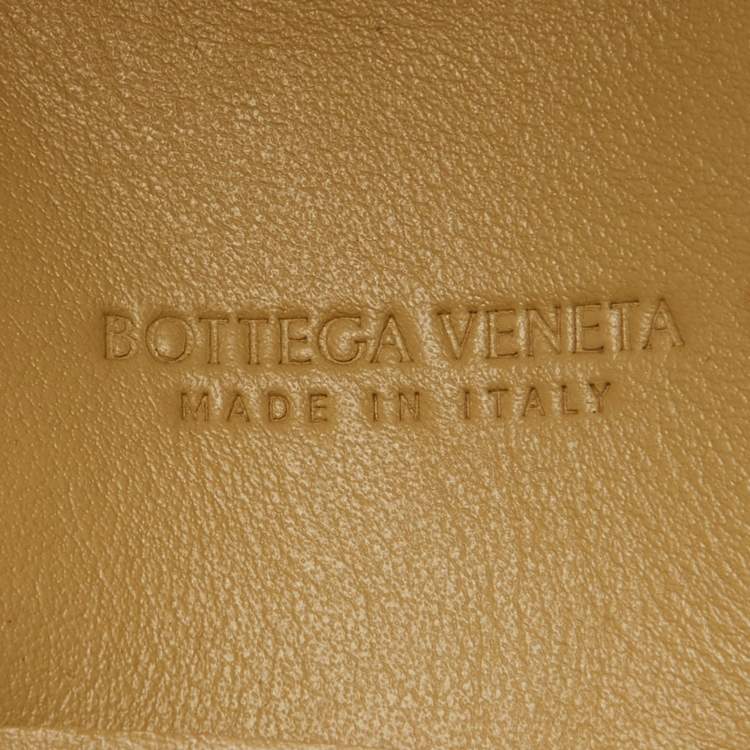 Pre Owned Bottega Veneta Porridge Cream Leather Mini Cassette Bucket Bag