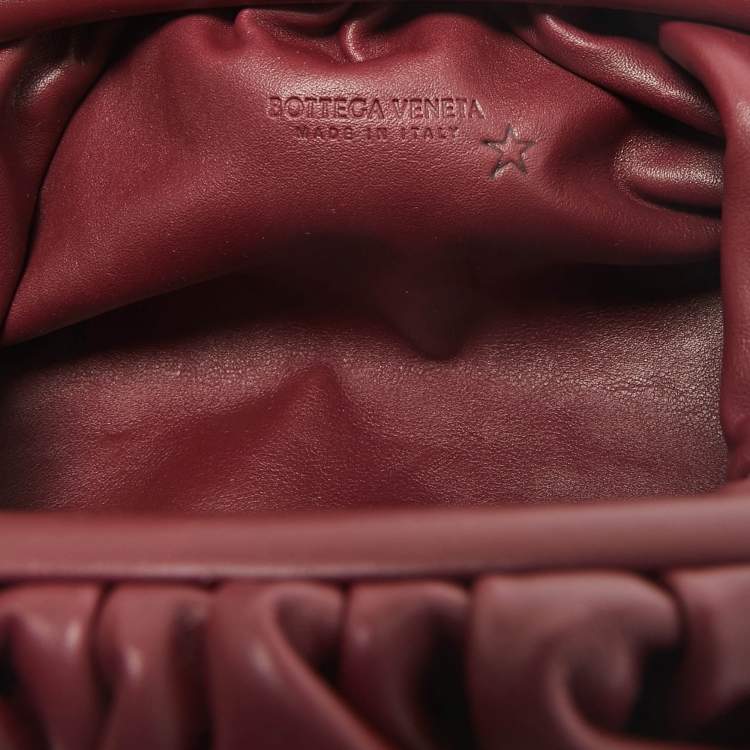 مملوكة مسبقًا Bottega Veneta Burgundy Leather Mini The Pouch Clutch 