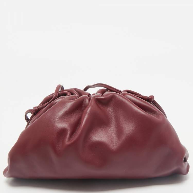 مملوكة مسبقًا Bottega Veneta Burgundy Leather Mini The Pouch Clutch 