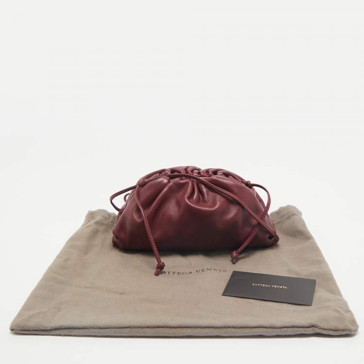 مملوكة مسبقًا Bottega Veneta Burgundy Leather Mini The Pouch Clutch 
