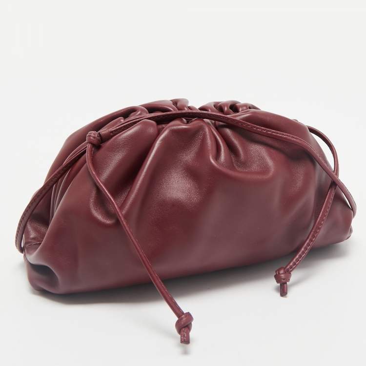 مملوكة مسبقًا Bottega Veneta Burgundy Leather Mini The Pouch Clutch 