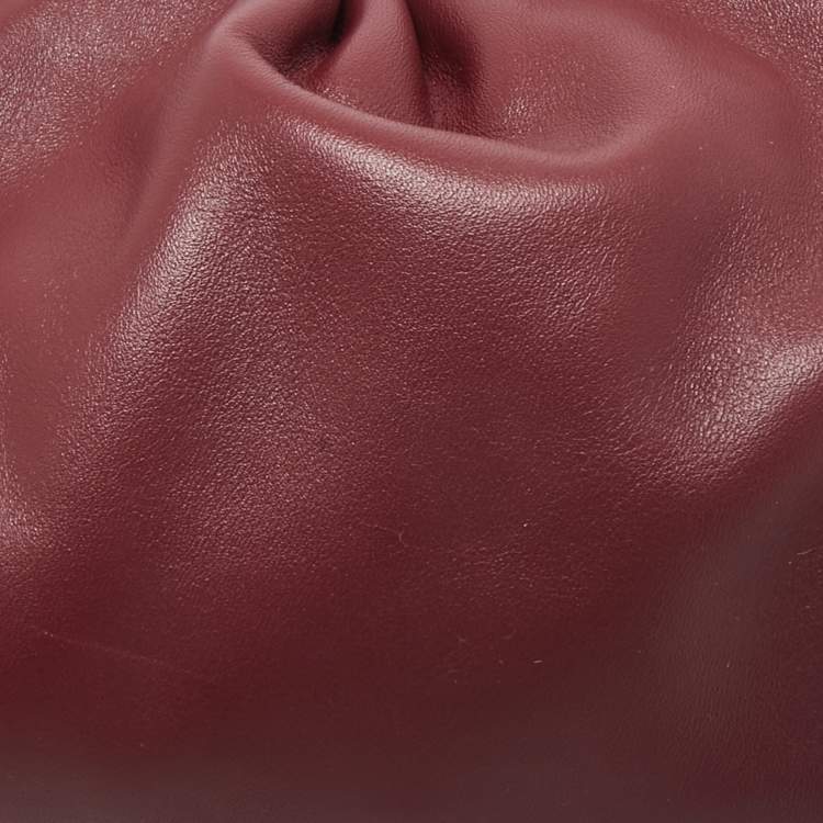 مملوكة مسبقًا Bottega Veneta Burgundy Leather Mini The Pouch Clutch 