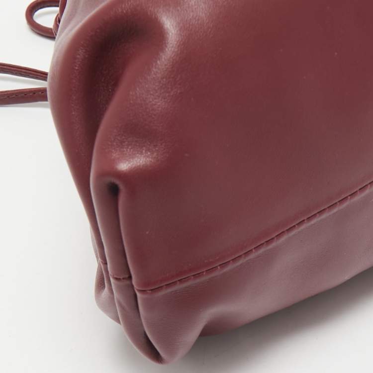 مملوكة مسبقًا Bottega Veneta Burgundy Leather Mini The Pouch Clutch 