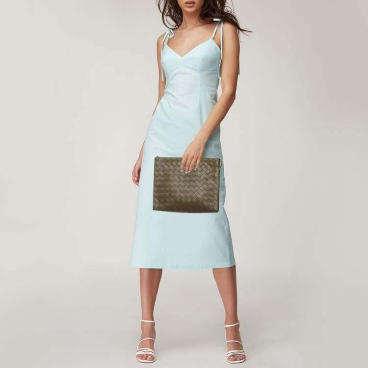 مملوكة مسبقًا Bottega Veneta Olive Green Intrecciato Leather Zip Pouch