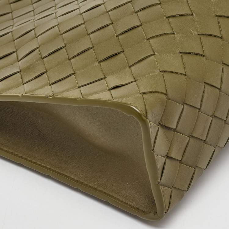 مملوكة مسبقًا Bottega Veneta Olive Green Intrecciato Leather Zip Pouch