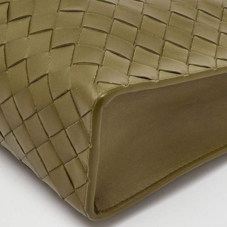 مملوكة مسبقًا Bottega Veneta Olive Green Intrecciato Leather Zip Pouch