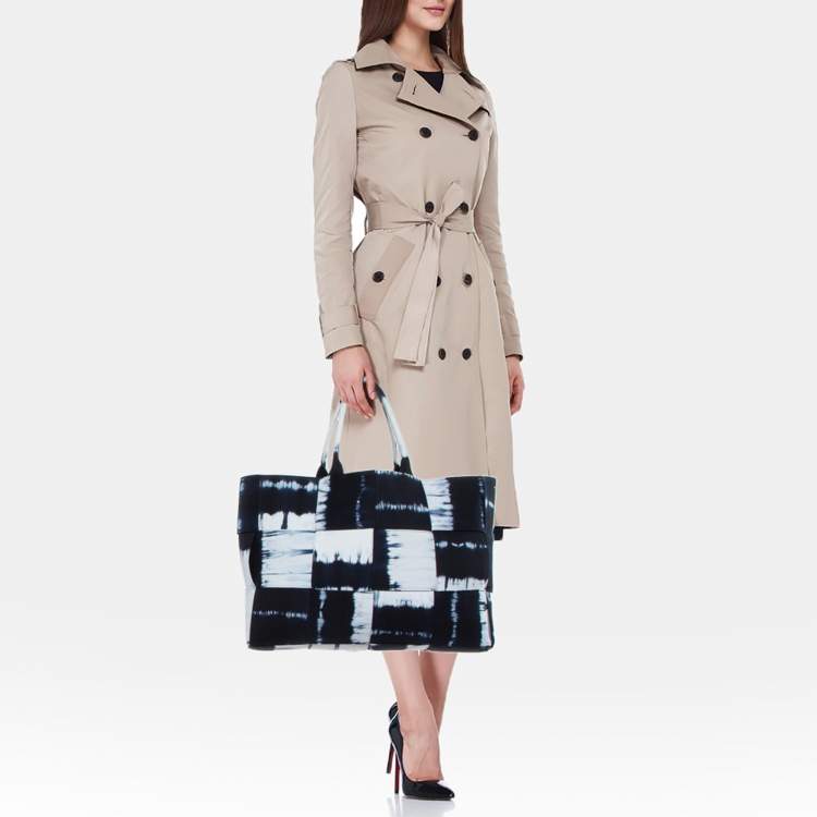 Pre Owned Bottega Veneta Navy Blue/White Canvas Large Arco Tote