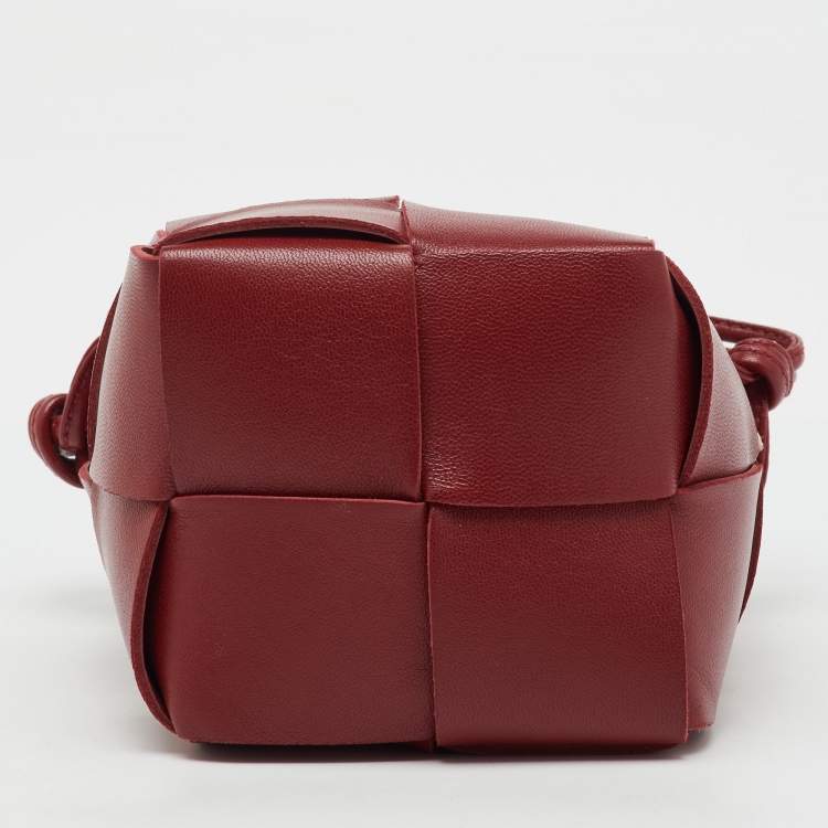 مملوكة مسبقًا Bottega Veneta Red Intreccio Leather Mini Cassette Bucket Bag