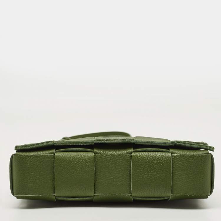 مملوكة مسبقًا حقيبة كتف بوتيغا فينيتا كاسيت جلد انتريشياتو أرجواني فاتح