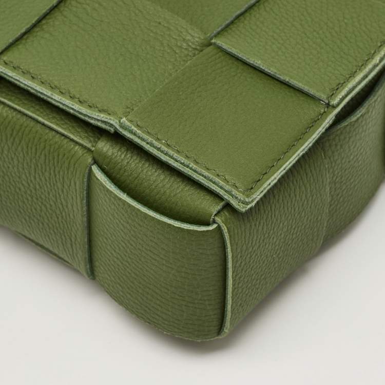 مملوكة مسبقًا حقيبة كتف بوتيغا فينيتا كاسيت جلد انتريشياتو أرجواني فاتح