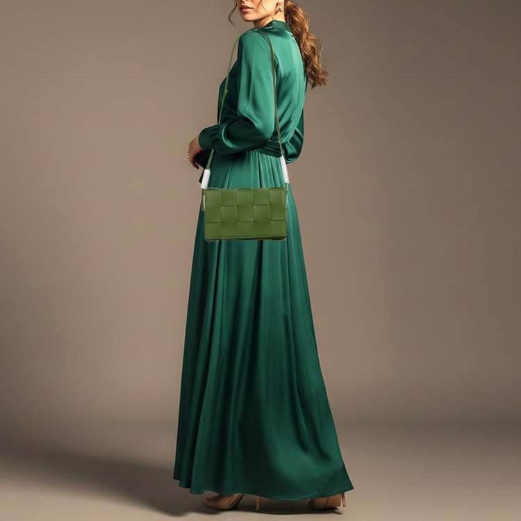 مملوكة مسبقًا حقيبة كتف بوتيغا فينيتا كاسيت جلد انتريشياتو أرجواني فاتح