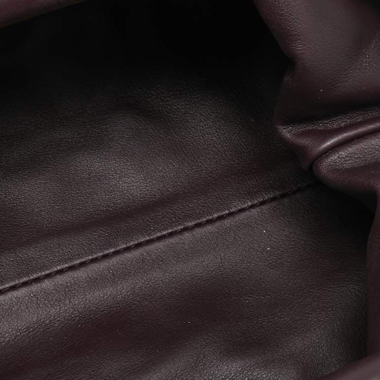 مملوكة مسبقًا Bottega Veneta Plum Leather Mini The Pouch Bag