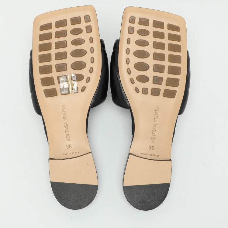 مملوكة مسبقًا Bottega Veneta Black Leather Lido Flat Slides Size 36