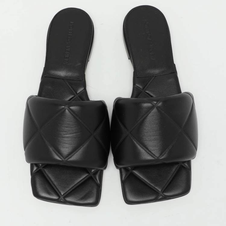 مملوكة مسبقًا Bottega Veneta Black Leather Lido Flat Slides Size 36