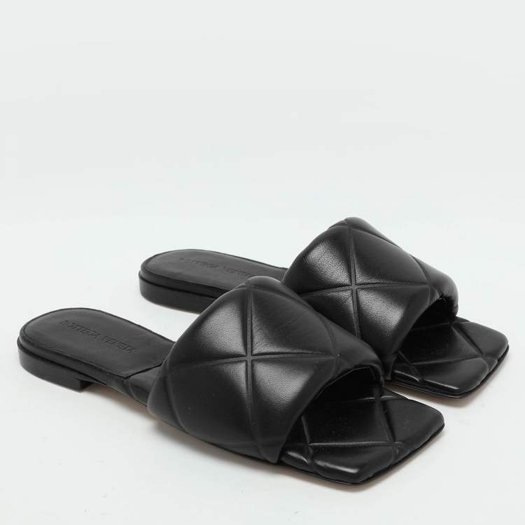 مملوكة مسبقًا Bottega Veneta Black Leather Lido Flat Slides Size 36