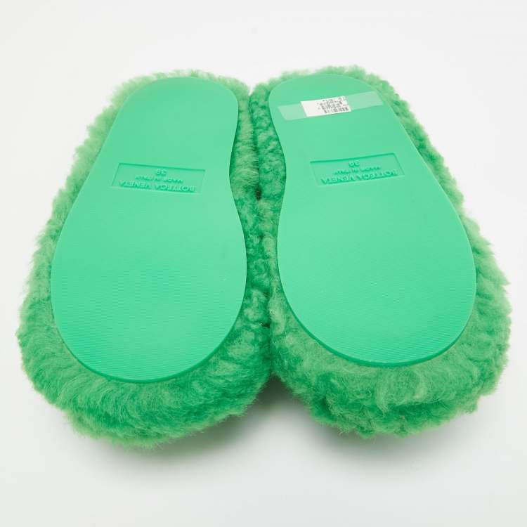 Pre Owned Bottega Veneta Green Fur Flat Sandals Size 39