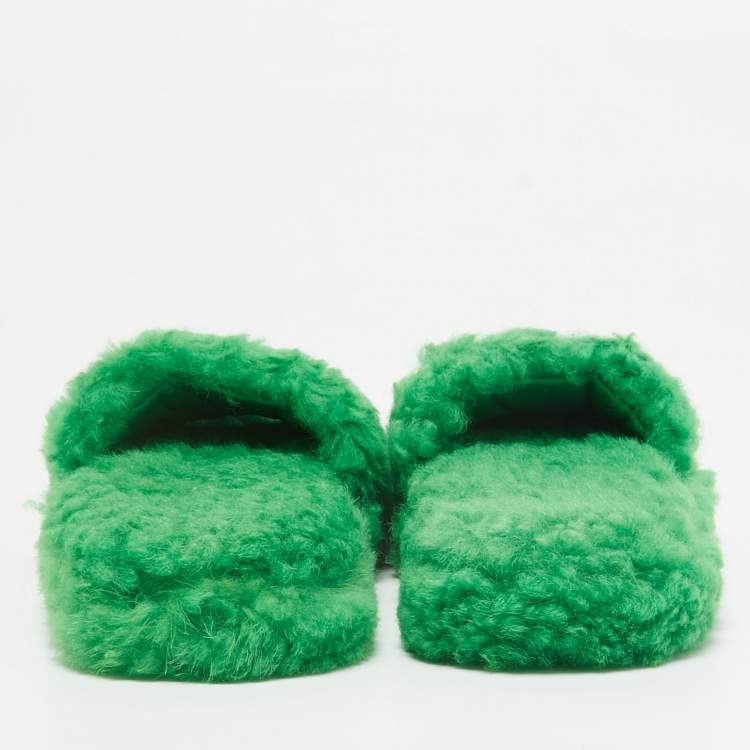 Pre Owned Bottega Veneta Green Fur Flat Sandals Size 39