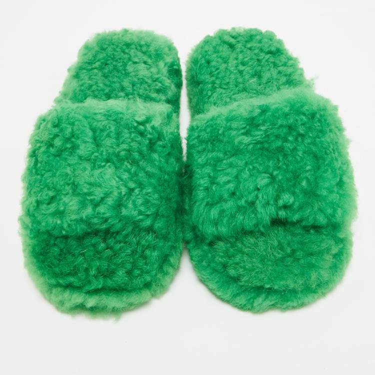 Pre Owned Bottega Veneta Green Fur Flat Sandals Size 39