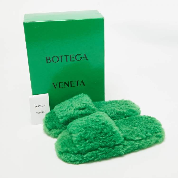 Pre Owned Bottega Veneta Green Fur Flat Sandals Size 39