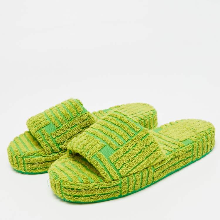 Pre Owned Bottega Veneta Size 39 Green/Yellow Fabric Pool Slide