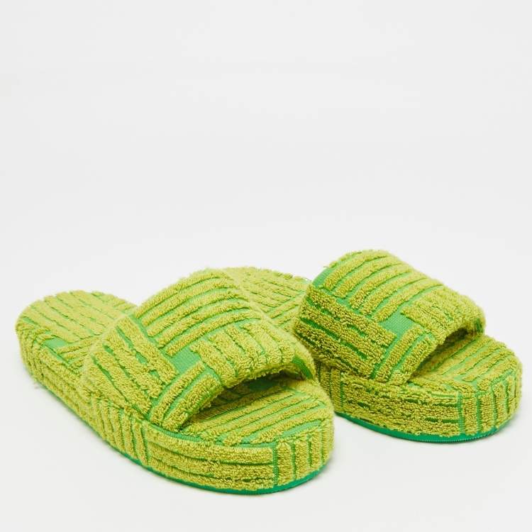 Pre Owned Bottega Veneta Size 39 Green/Yellow Fabric Pool Slide