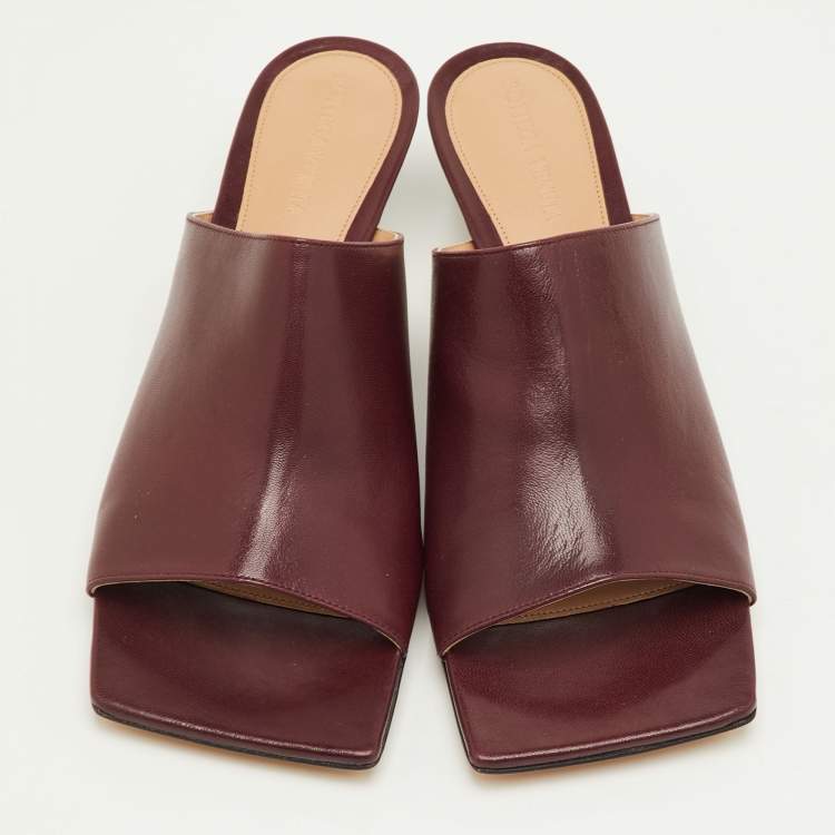 Pre Owned Bottega Veneta Stretch Size 39 Burgundy Leather Kitten Heel Mules
