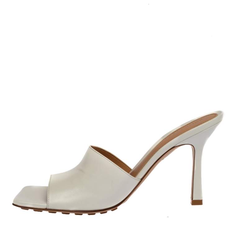 Pre Owned Bottega Veneta White Leather Square Toe Slide Sandals Size 37.5