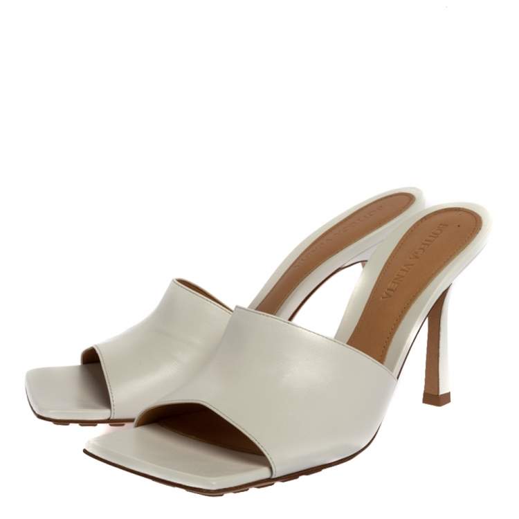 Pre Owned Bottega Veneta White Leather Square Toe Slide Sandals Size 37.5