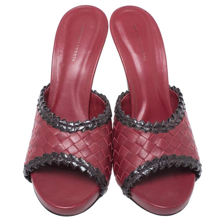 Pre Owned Bottega Veneta Burgundy/Black Intrecciato Leather Open Toe Slide Sandals Size 39