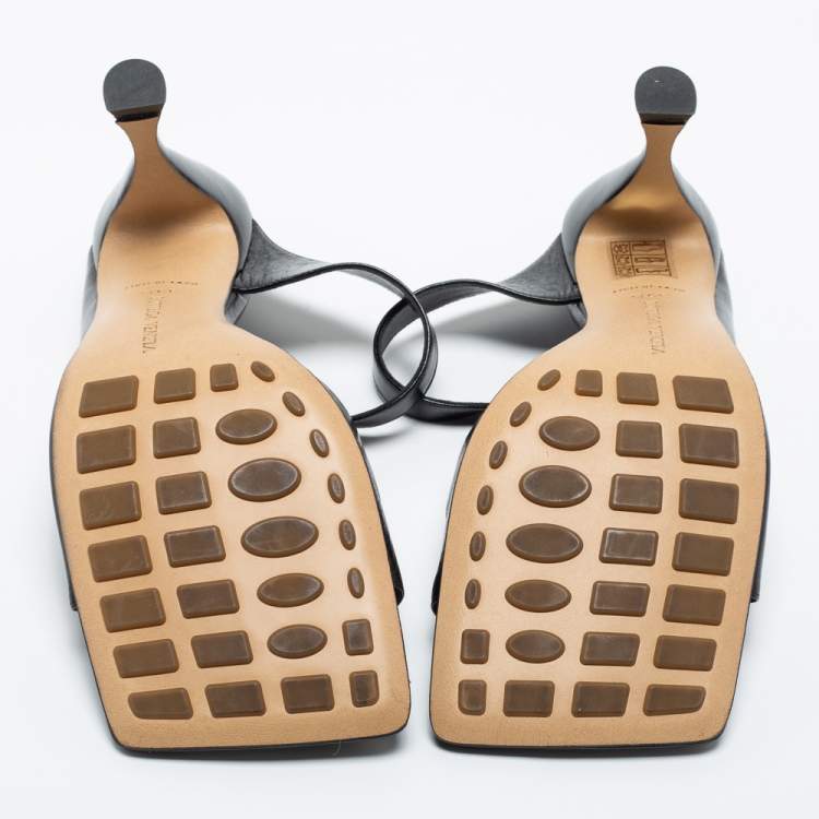 مملوكة مسبقًا Bottega Veneta Black Leather Toe Ring Sandals Size 39.5