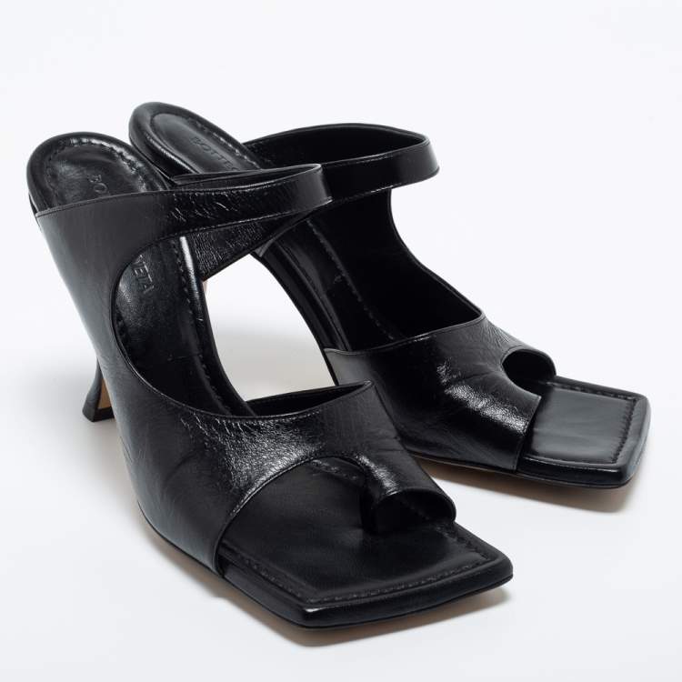 مملوكة مسبقًا Bottega Veneta Black Leather Toe Ring Sandals Size 39.5