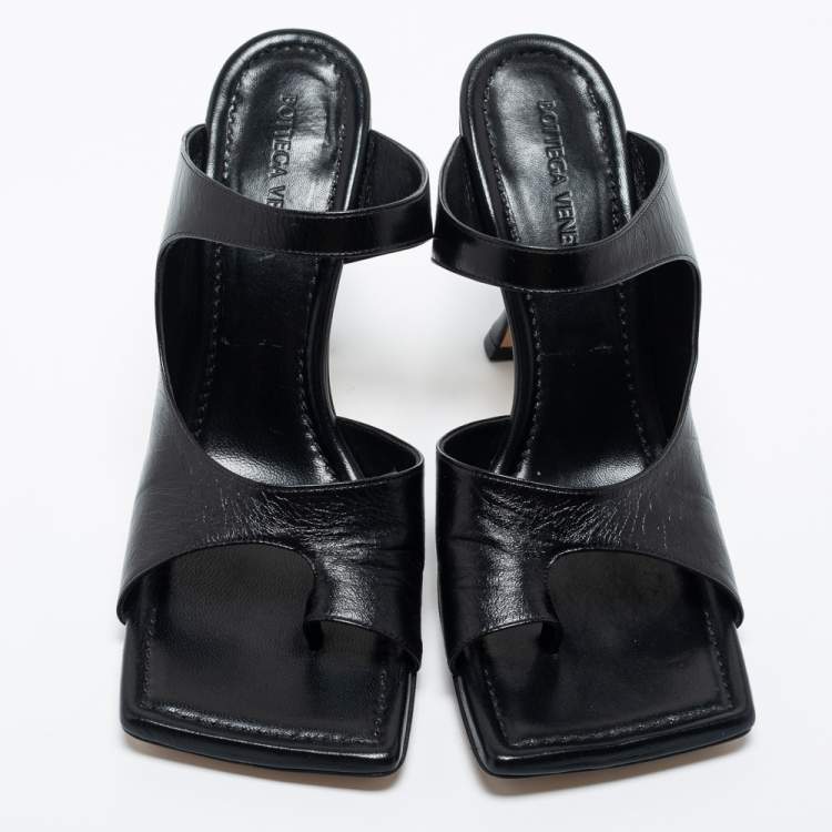 مملوكة مسبقًا Bottega Veneta Black Leather Toe Ring Sandals Size 39.5