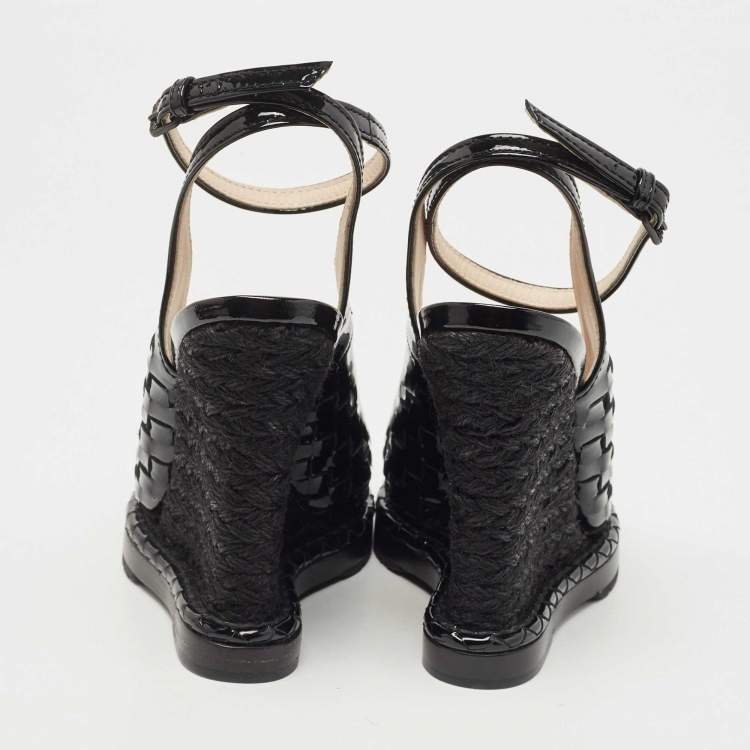 مملوكة مسبقًا Bottega Veneta Black Patent Leather Intrecciato Wedge Ankle Wrap Peep Toe Sandals Size 37