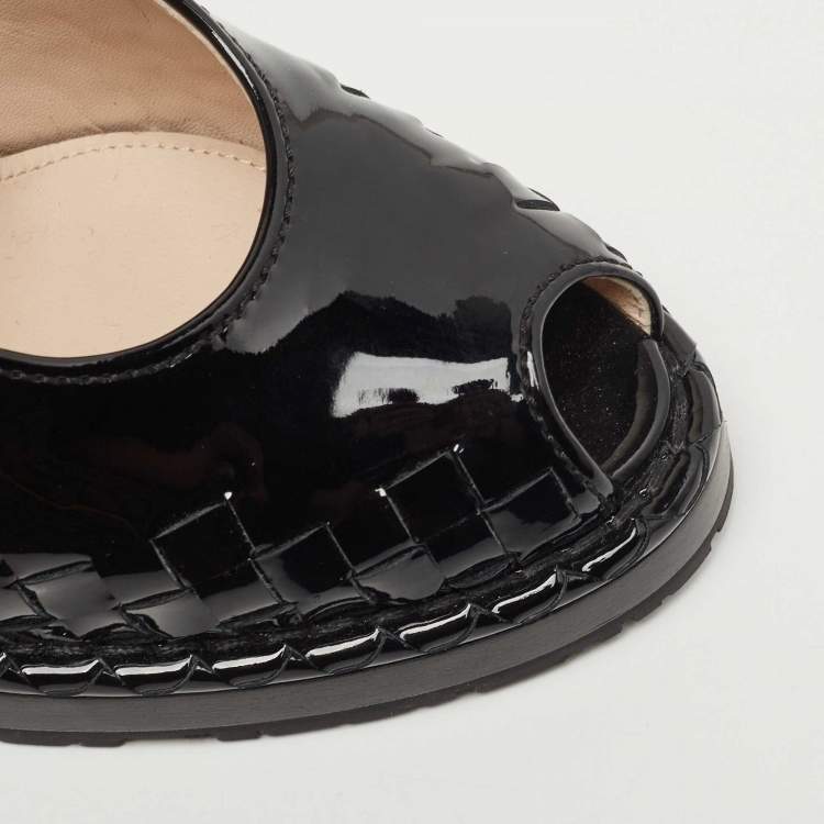 مملوكة مسبقًا Bottega Veneta Black Patent Leather Intrecciato Wedge Ankle Wrap Peep Toe Sandals Size 37