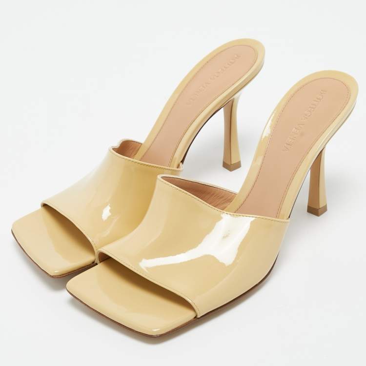 Pre Owned Bottega Veneta Beige Patent Leather Stretch Slide Sandals Size 39