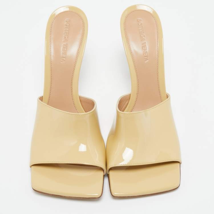 Pre Owned Bottega Veneta Beige Patent Leather Stretch Slide Sandals Size 39