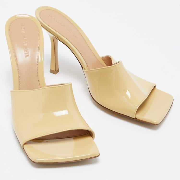 Pre Owned Bottega Veneta Beige Patent Leather Stretch Slide Sandals Size 39