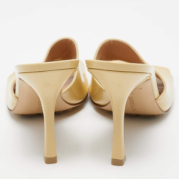 Pre Owned Bottega Veneta Beige Patent Leather Stretch Slide Sandals Size 39