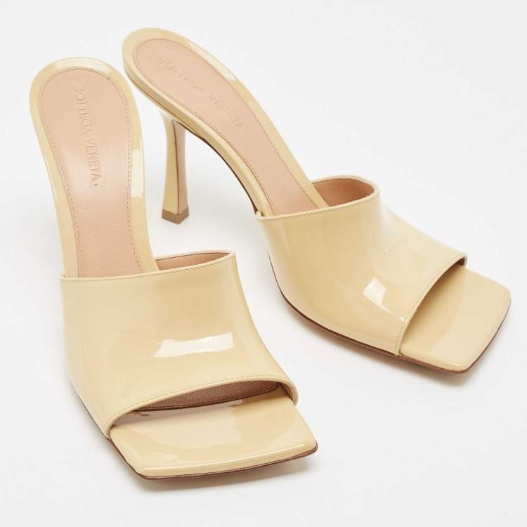 Pre Owned Bottega Veneta Beige Patent Stretch Mules  Size 39