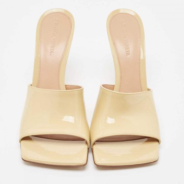 Pre Owned Bottega Veneta Beige Patent Stretch Mules  Size 39