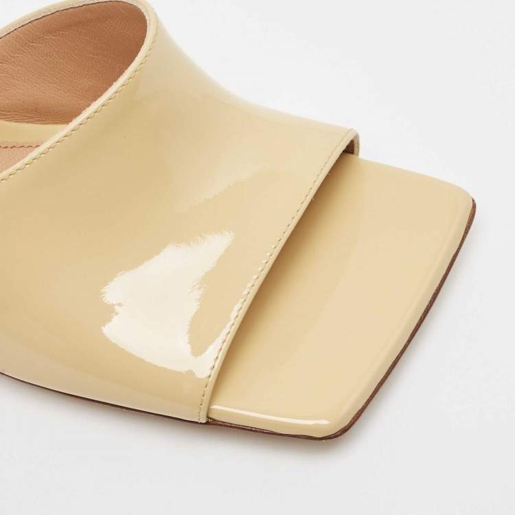 Pre Owned Bottega Veneta Beige Patent Stretch Mules  Size 39