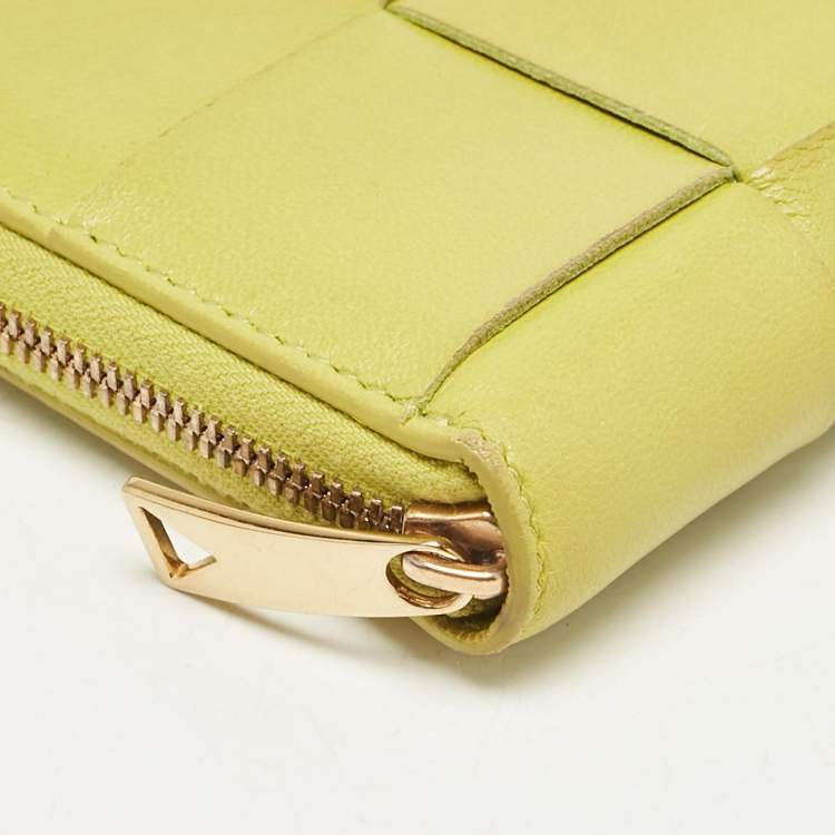 Pre Owned Bottega Veneta Green Intrecciato Leather Cassette Zip Around Wallet