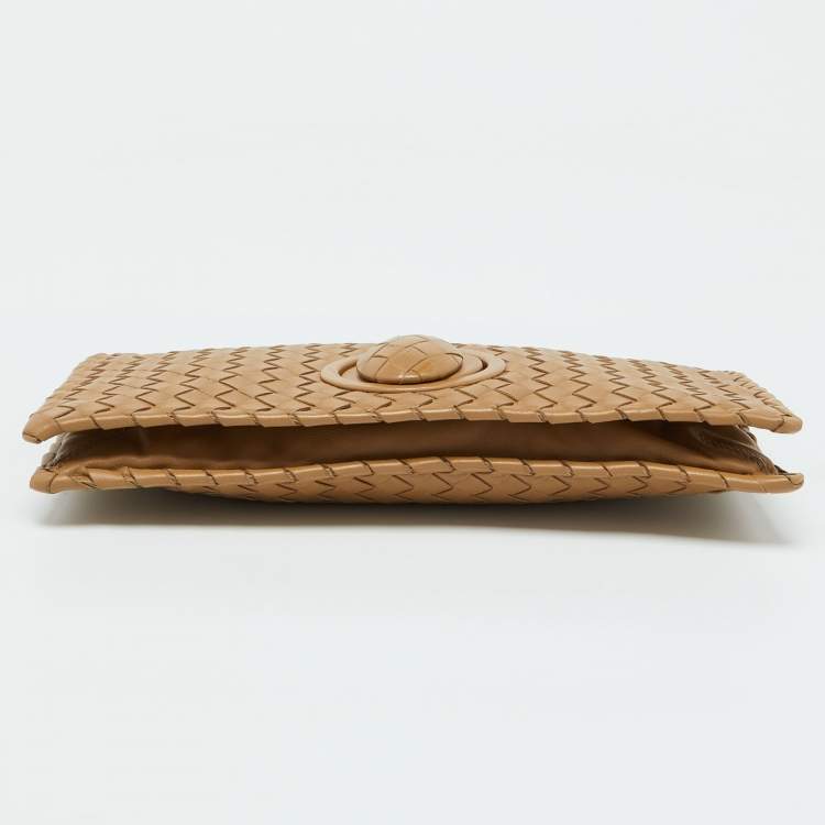 مملوكة مسبقًا Bottega Veneta Beige Intrecciato Leather Twist Lock Flap Clutch