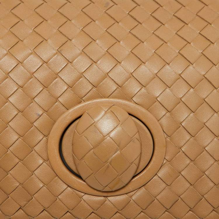 مملوكة مسبقًا Bottega Veneta Beige Intrecciato Leather Twist Lock Flap Clutch