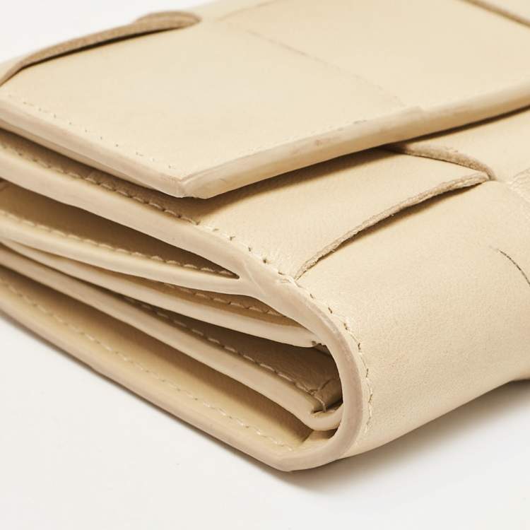 Pre Owned Bottega Veneta Beige Leather Intrecciato Cassette Zip Trifold Wallet