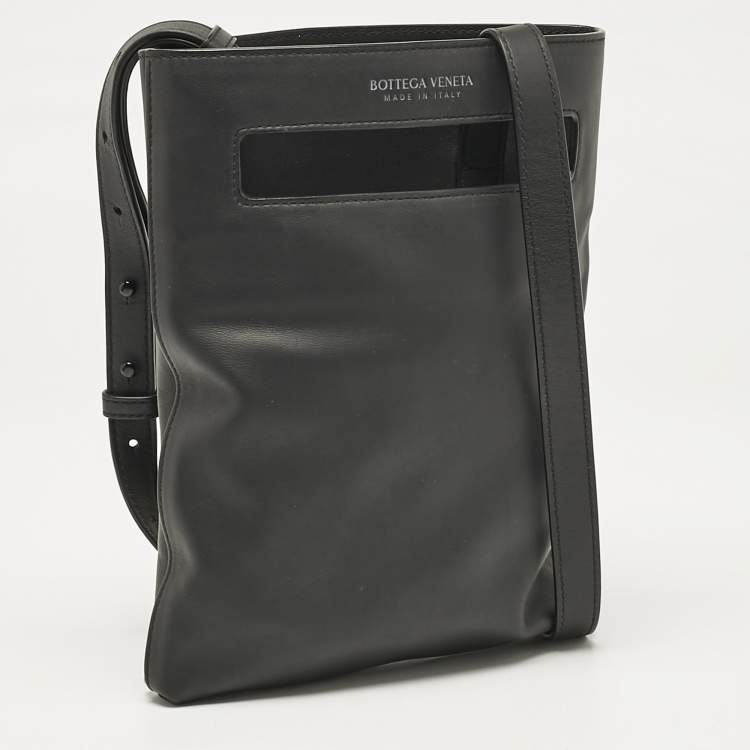 Pre Owned Bottega Veneta Black Leather Slot Messenger Bag