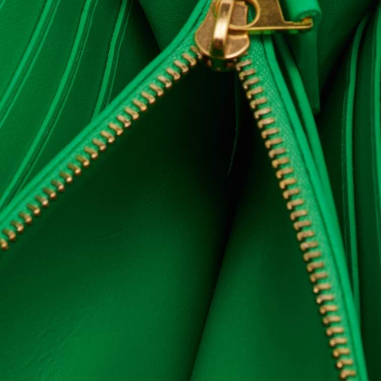 مملوكة مسبقًا Bottega Veneta Green Intrecciato Leather Flap Continental Wallet