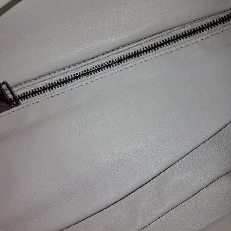 Pre Owned Bottega Veneta White Leather Belt Bag
