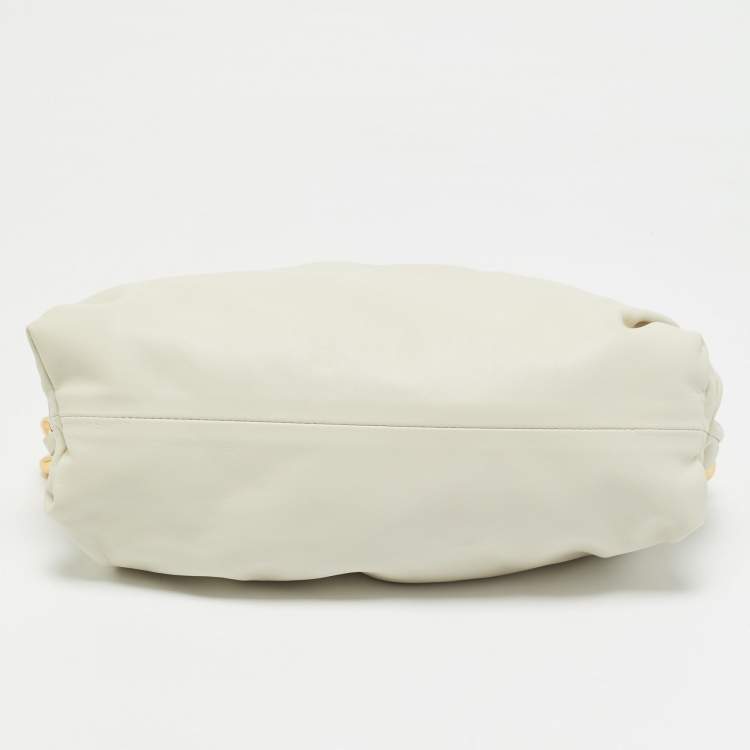 مملوكة مسبقًا Bottega Veneta Off White Leather The Chain Pouch Bag