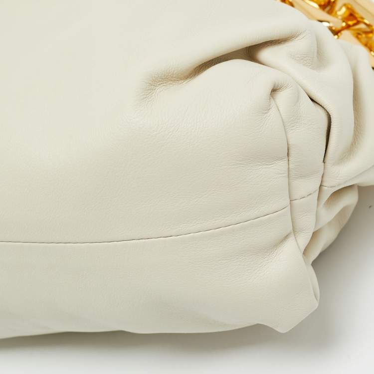 مملوكة مسبقًا Bottega Veneta Off White Leather The Chain Pouch Bag